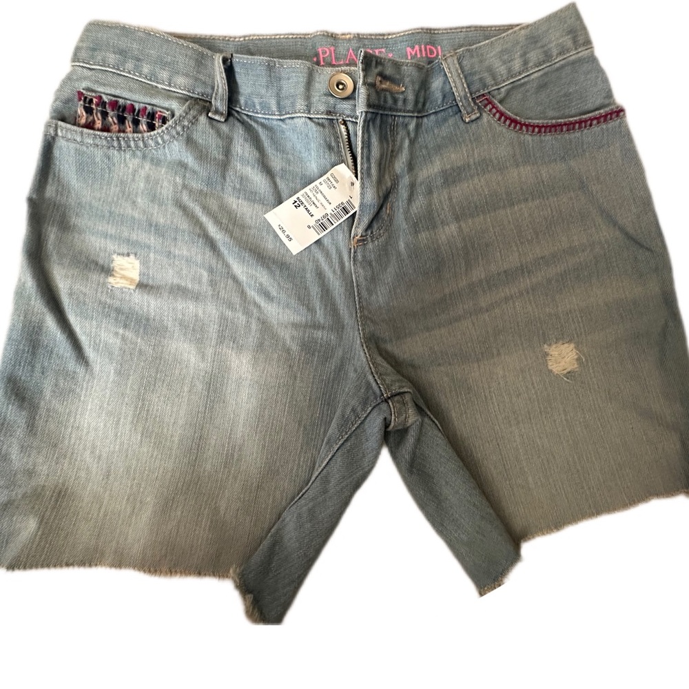 Children’s Place Denim Shorts Size 12 New with Tags. Stitched pattern on pockets